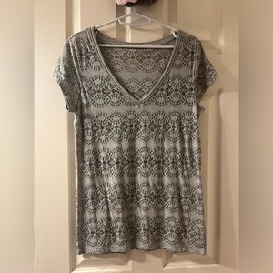 aeropostale women’s original brand gray patterned v neck short sleeve shirt GUC